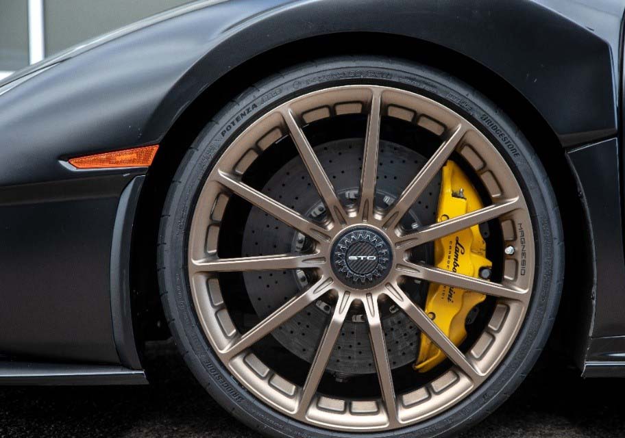 BRIDGESTONE SE UNE A LAMBORGHINI